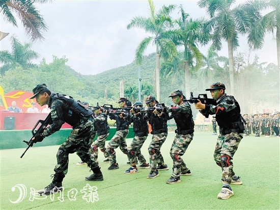 教官率優(yōu)秀選手上演《獵鷹出擊》。