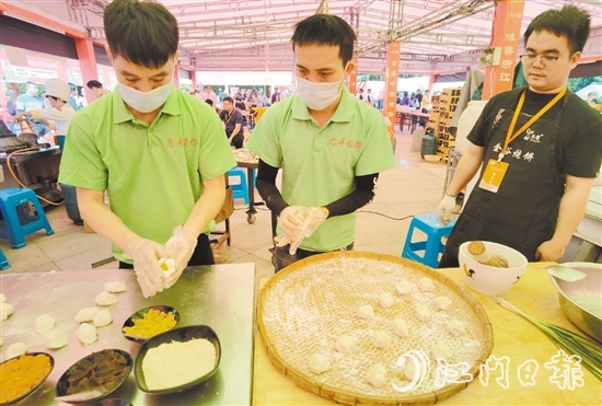 鄭樊耀（左一）和徒弟現(xiàn)場(chǎng)制作恩平燒餅。