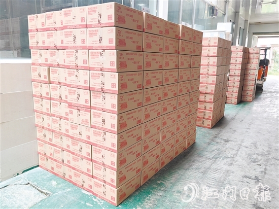 “雙11”商家加班加點打包、發(fā)貨。
