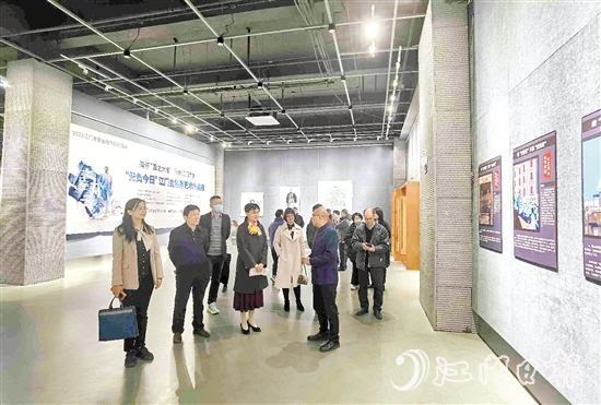 開幕儀式結(jié)束后，領(lǐng)導(dǎo)嘉賓參觀展覽。