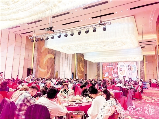 春節(jié)期間，江門熱門餐廳排號(hào)等位、訂單爆滿的火熱景象隨處可見。
