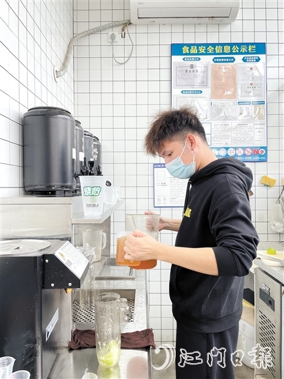 茶飲店工作人員加班加點(diǎn)制作茶飲。