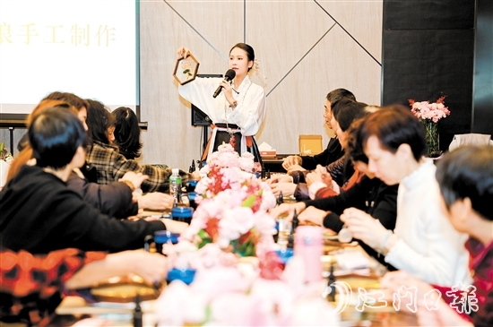 江門農(nóng)商銀行舉辦“花漾女神，如悅春風(fēng)”邑興高端客戶嶺南風(fēng)韻臻享之旅活動。