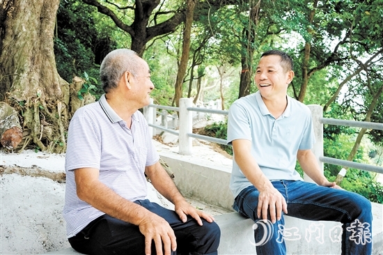 “兵書記”李萬(wàn)想（右）和村民在討論沉香公園的建設(shè)規(guī)劃。