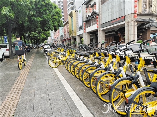 共享單車的出現(xiàn)，為不少市民的出行帶來了方便。