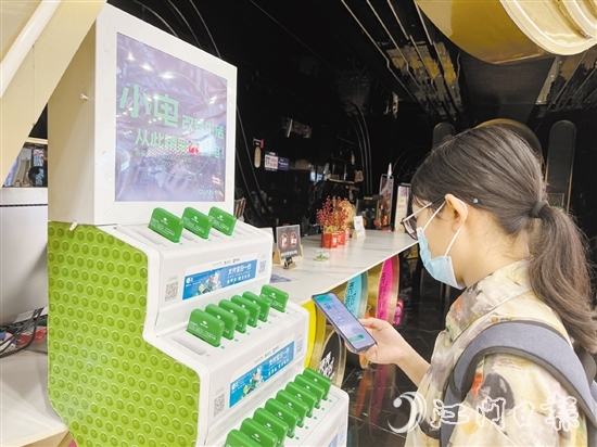 市民在使用共享充電寶。