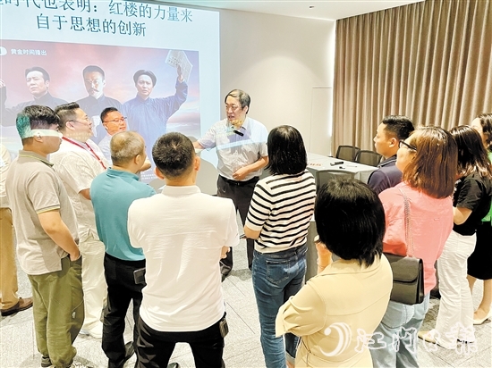 課間休息時(shí)間，學(xué)員們也抓緊時(shí)間向老師提問。