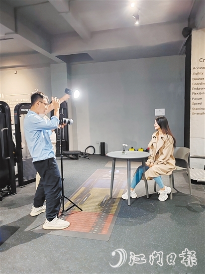 短視頻以其短小精悍、易于分享的特點，正成為快速吸引流量的“利器”。圖為商家在拍攝短視頻。