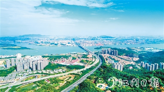 今年以來，鶴山市以拔頭籌、爭上游的奮進姿態(tài)，建典型、作示范，推動“百千萬工程”加力提速、全面突破。圖為鶴山城區(qū)新貌。