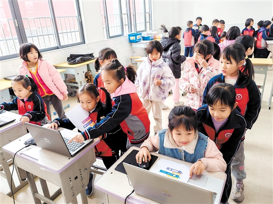 “編程小冒險”利用模塊式編程工具，幫助學(xué)生了解編程的基本概念。