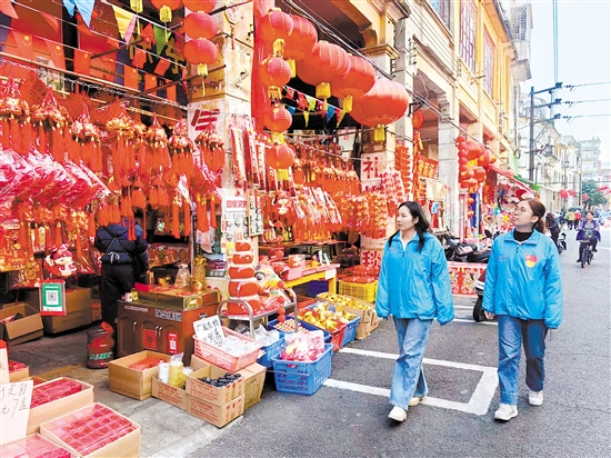 江門發(fā)動黨員干部服務(wù)保障好重點文旅場所及文旅活動。圖為蓬江區(qū)白沙街道黨員干部在長堤歷史文化街區(qū)巡邏。