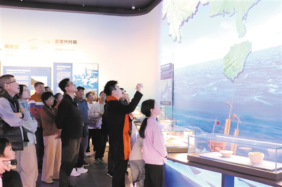 市民游客到博物館了解華僑歷史。