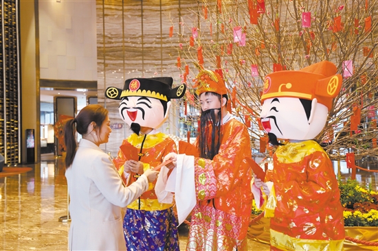 商圈里的酒店為入住客人送上新年祝福。