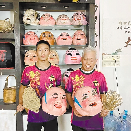 區(qū)滿(mǎn)門(mén)（右）和其徒弟區(qū)健雄都很喜歡大頭佛表演。
