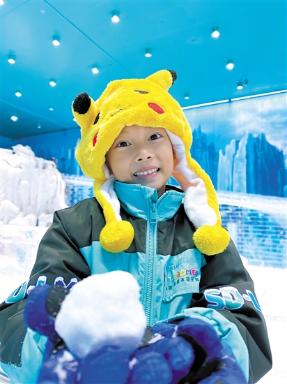 在佛山也能體驗(yàn)冰雪的快樂。
