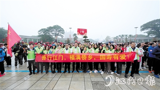 來自中國人壽江門分公司的60名志愿者代表身著統(tǒng)一服裝。