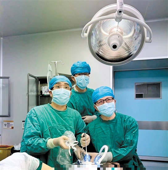 黃暉（左一）擔任主刀施行腔鏡下乳腺癌手術(shù)。