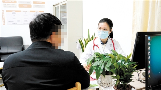 首批來診群眾進行診療體驗。