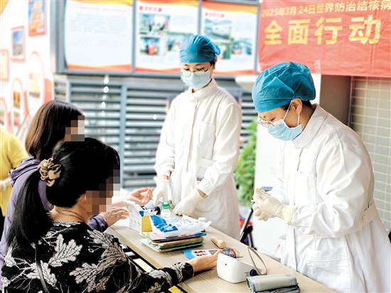當天還開展了便民服務活動。