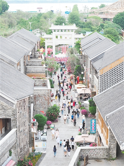 古勞水鄉(xiāng)店鋪林立，游客可以沉浸式體驗傳統(tǒng)趁圩文化。張澤彬