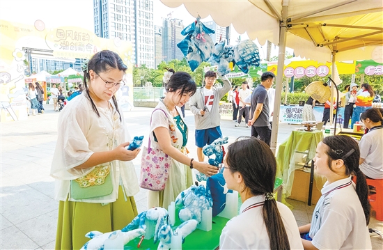 團(tuán)新會區(qū)委在新匯·大融城開設(shè)青年文化創(chuàng)意集市。