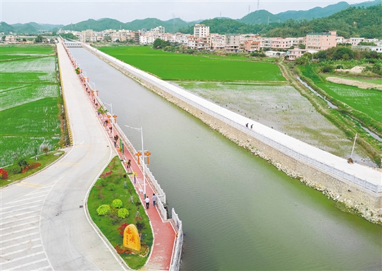 赤溪鎮(zhèn)的美麗河道白宵河，連續(xù)貫通3公里，河岸建有1.4公里的慢行步道。