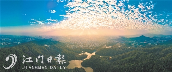 1月1日，清晨，陽(yáng)光穿透云層，照耀著江門(mén)市區(qū)。