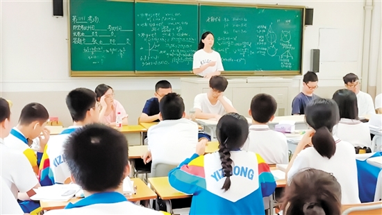 參加夏令營(yíng)的同學(xué)們遨游在知識(shí)的海洋中。