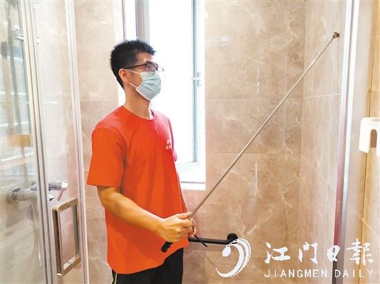 驗(yàn)房師傅用空鼓錘查驗(yàn)墻磚空鼓情況。