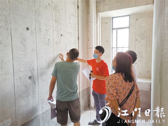驗(yàn)房師傅為業(yè)主科普房屋質(zhì)量知識(shí)。