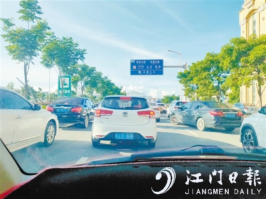 面對(duì)堵塞的交通狀況，駕駛員應(yīng)保持良好的心態(tài)。