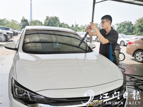 洗車勿忘洗雨刮器。
