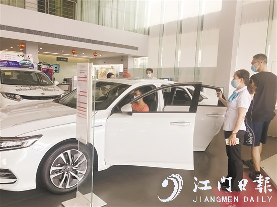 本報(bào)車(chē)展為市民買(mǎi)車(chē)提供了一個(gè)好平臺(tái)。