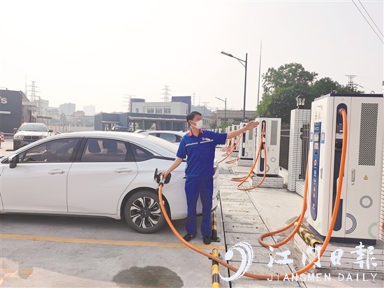 降溫以來(lái)，不少電動(dòng)網(wǎng)約車(chē)司機(jī)一天要充兩次電。